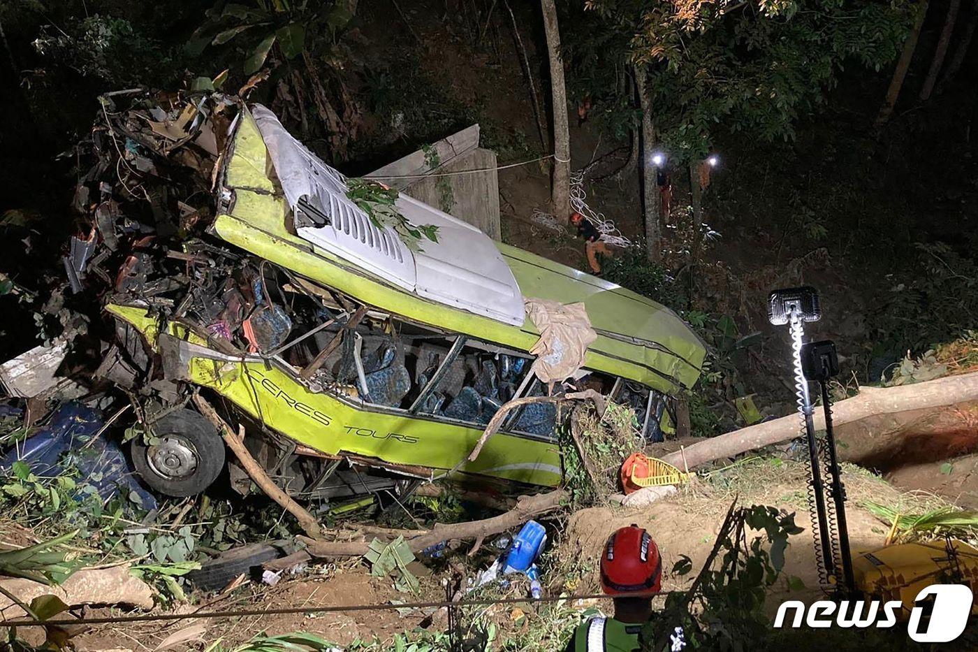 5일(현지시간) 필리핀 중부에서 산길을 달리던 버스가 추락해 16명이 사망했다. 사고가 발생한 도로는 구불구불한 산간도로로, 버스의 브레이크 오작동으로 난간을 들이받고 추락한 것으로 알려졌다. 2023.12.05/ ⓒ AFP=뉴스1 ⓒ News1 박재하 기자