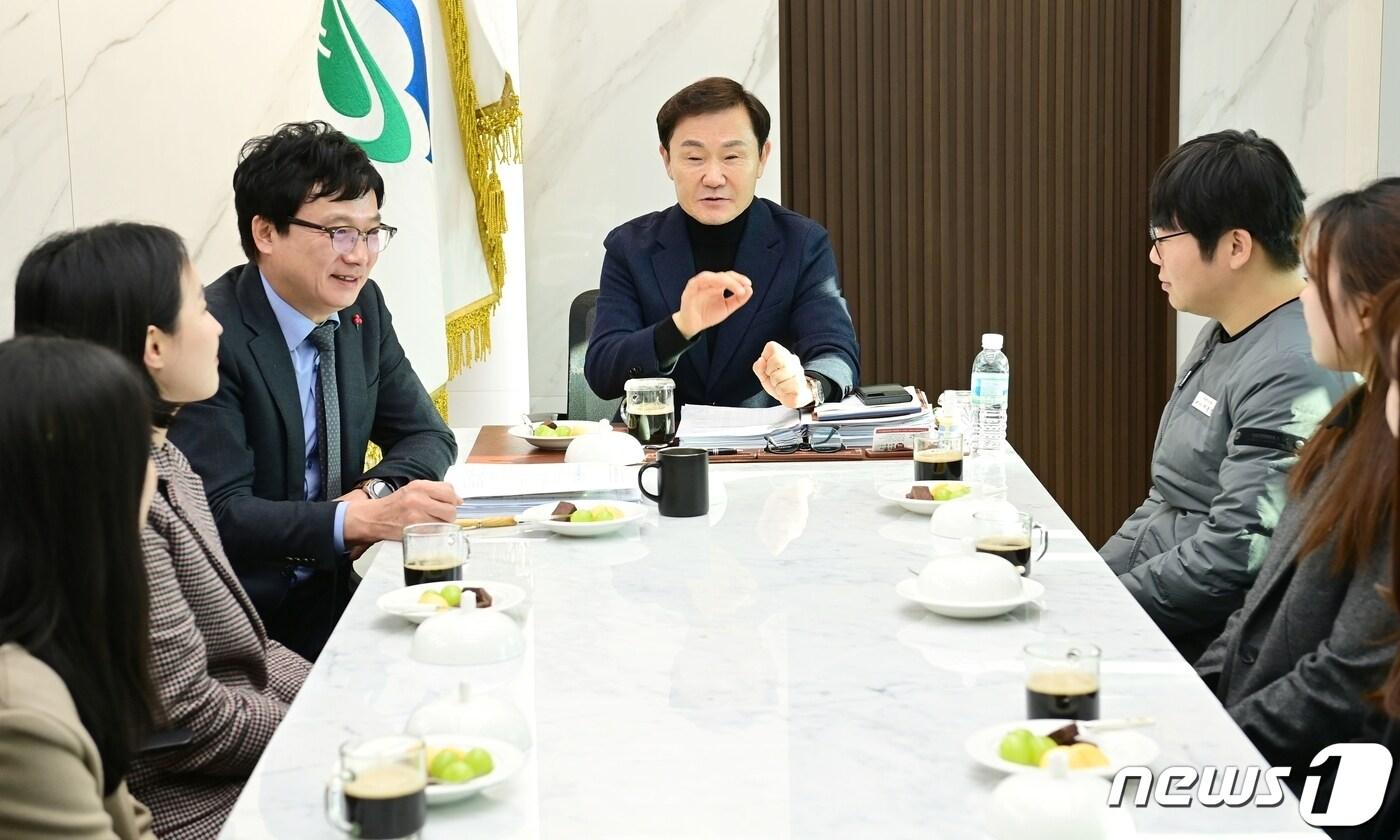 본문 이미지 - 이남철 고령군수가 6일 8~9급 공무원과 '소통공감데이'를 하고 있다. (고령군 제공) 2023.12.6/뉴스1