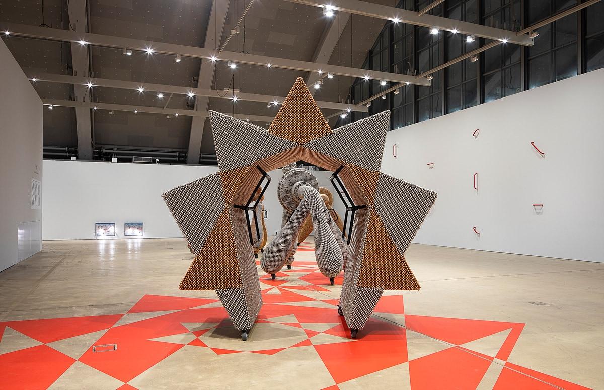 본문 이미지 - 《양혜규: 지속 재연》 설치전경, 헬싱키 미술관, 2023 사진: Kirsi Halkola, 이미지 제공: 국제갤러리