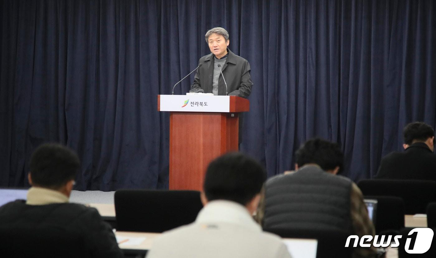 본문 이미지 - 안진영 국가식품클러스터입주기업협의회 대표가 6일 전북도청에서 기자회견을 갖고 있다. 안 대표는 이날 지반침하에 따른 입주기업의 피해가 지속되고 있다며 토지판매(분양) 측인 LH의 조속한 피해보상을 촉구했다.2023.12.6./뉴스1 