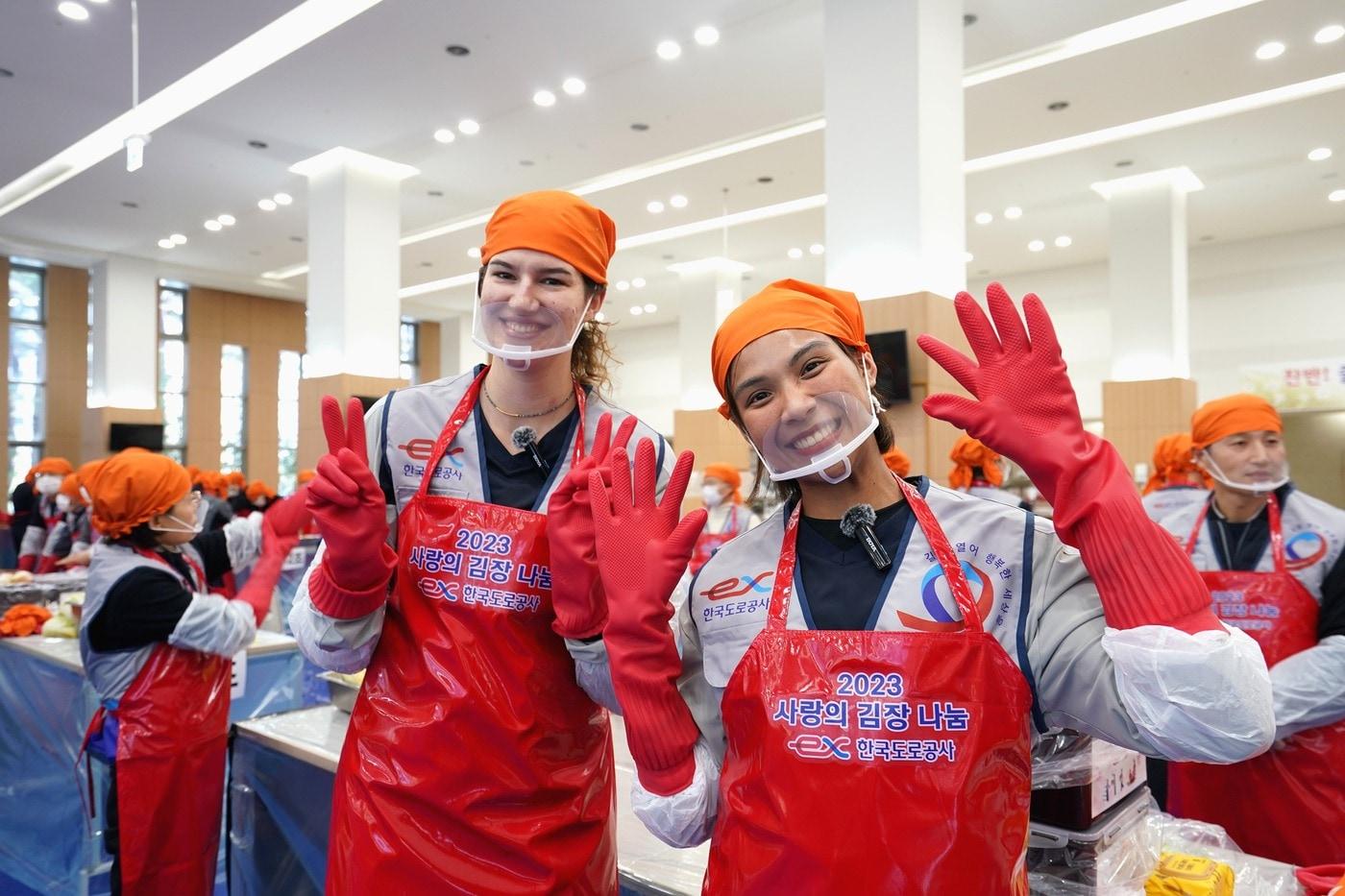 본문 이미지 - 김장 나눔 행사에 동참한 도로공사의 반야 부키리치(왼쪽)와 타나차 쑥솟.(한국도로공사 제공)