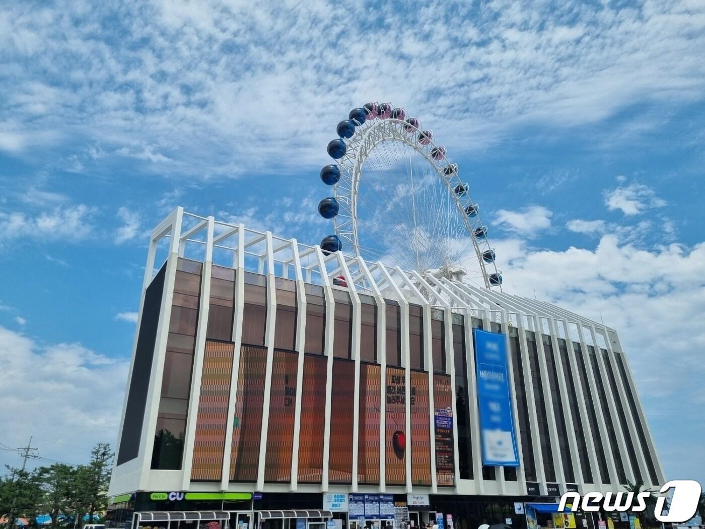 본문 이미지 - 강원 속초시 속초해수욕장 대관람차 '속초아이'(뉴스1 DB)
