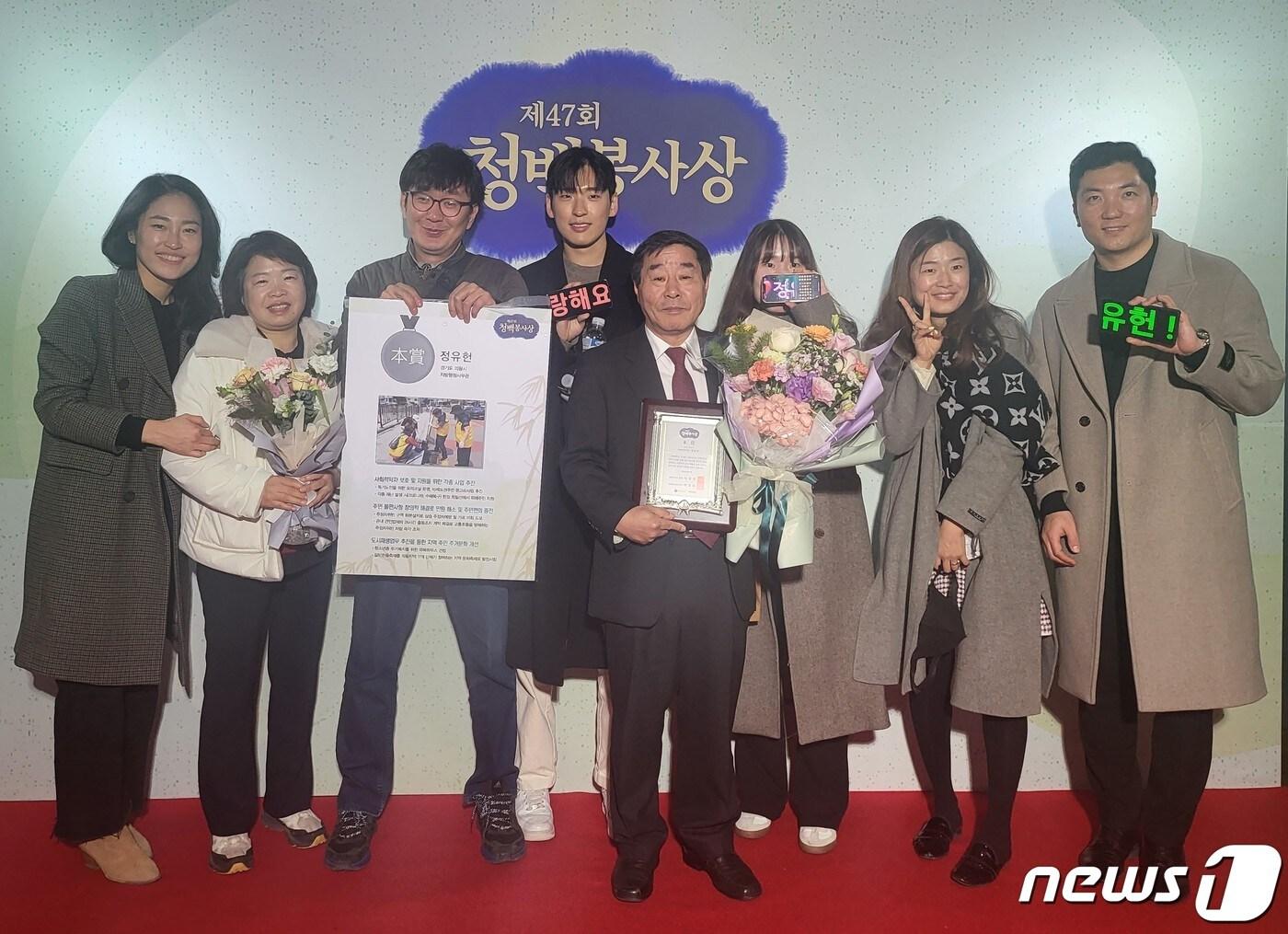 본문 이미지 - 청백봉사상 본상을 수상한 의왕시 정유헌 과장(사진 왼쪽에서 다섯번째)