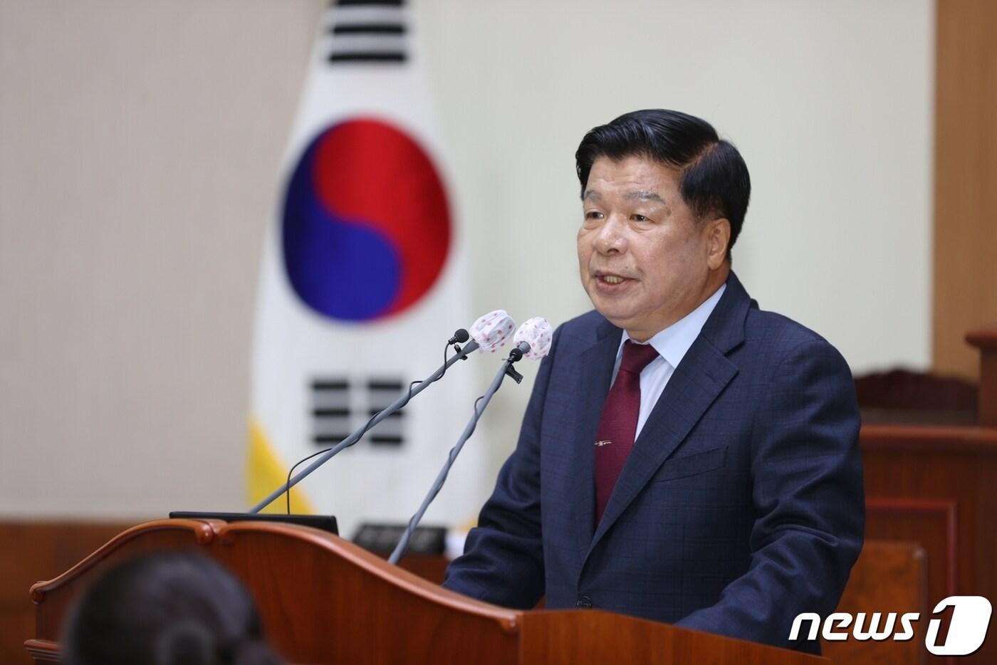 본문 이미지 - 6일 이상근 경남 고성군수가 제287회 고성군의회 제2차 정례회 시정연설에서 내년도 군정 운영 방향을 설명하고 있다.(고성군 제공)