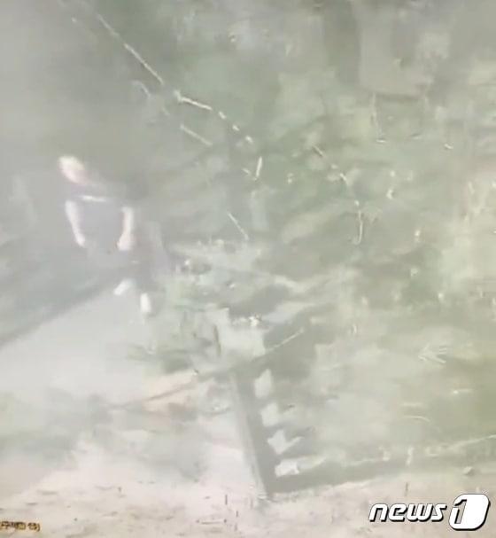 본문 이미지 - 전북 전주시 완산구 삼천변에서 산책 중이던 여성을 풀숲으로 끌고 가 성폭행하려 한 40대 남성이 범행 후 산책로 밖으로 빠져나가고 있다.(전북경찰청 제공)2023.8.26./뉴스1