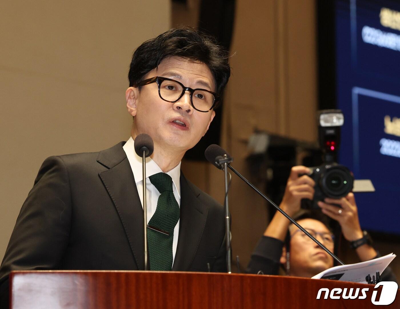 본문 이미지 - 한동훈 법무장관이 6일 서울 여의도 국회에서 열린 국민의힘 정책의원총회에서 출입국 이민관리청 신설 방안에 대해 설명하고 있다. 2023.12.6/뉴스1 ⓒ News1 송원영 기자