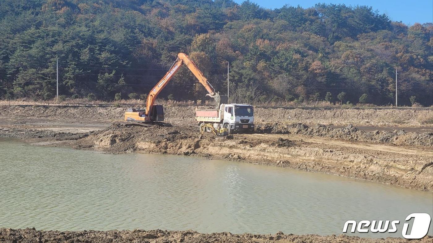 본문 이미지 - 고흥군이 내년 봄 농업용수 확보를 위해 저수지 준설 및 개보수, 양수장 설치 등 가뭄 대비 농업용수 확보사업에 선제적으로 대응하고 있다(고흥군 제공)2023.12.6/ 