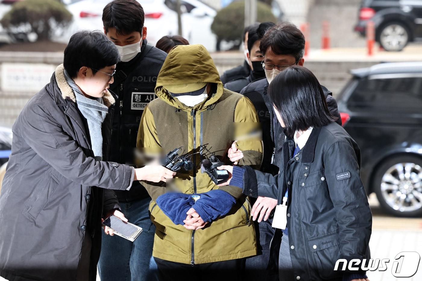 본문 이미지 - 둔기로 아내를 살해한 대형 로펌 출신 50대 변호사 A씨가 6일 오후 서울 서초구 서울중앙지방법원에서 열린 구속 전 피의자 심문(영장실질심사)에 출석하고 있다. 전직 다선 국회의원의 아들인 것으로 알려진 A 씨는 지난 3일 오후 7시 50분경 서울 종로구 한 주상복합아파트에서 부부싸움을 하다가 아내를 둔기로 폭행해 사망에 이르게 한 혐의를 받는다. 2023.12.6/뉴스1 ⓒ News1 구윤성 기자