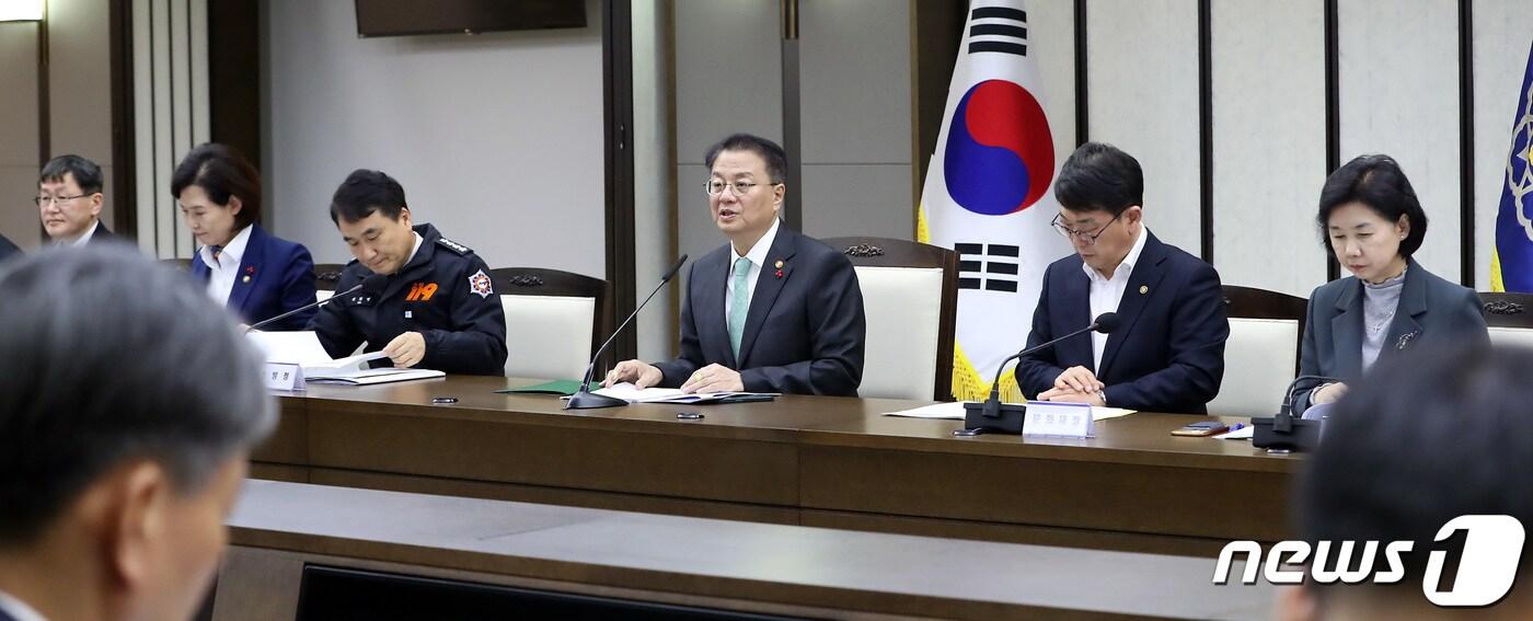 본문 이미지 - 방기선 국무조정실장(가운데)이 6일 오후 세종시 정부세종청사에서 열린 외청장 회의를 주재하며 모두발언 하고 있다.2023.12.6/뉴스1 ⓒ News1 김기남 기자