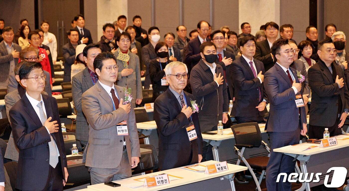 본문 이미지 - 6일 오후 서울 마포구 중소기업 DMC타워에서 열린 소소뱅크 출범식에서 박준덕 설립준비위원회장 등 참석자들이 국민의례를 하고 있다. 2023.12.6/뉴스1 ⓒ News1 장수영 기자