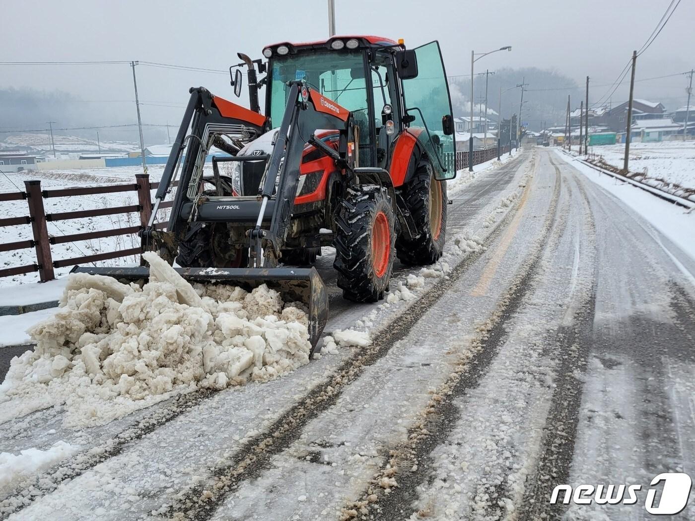 본문 이미지 - 제설작업.(괴산군 제공)/뉴스1