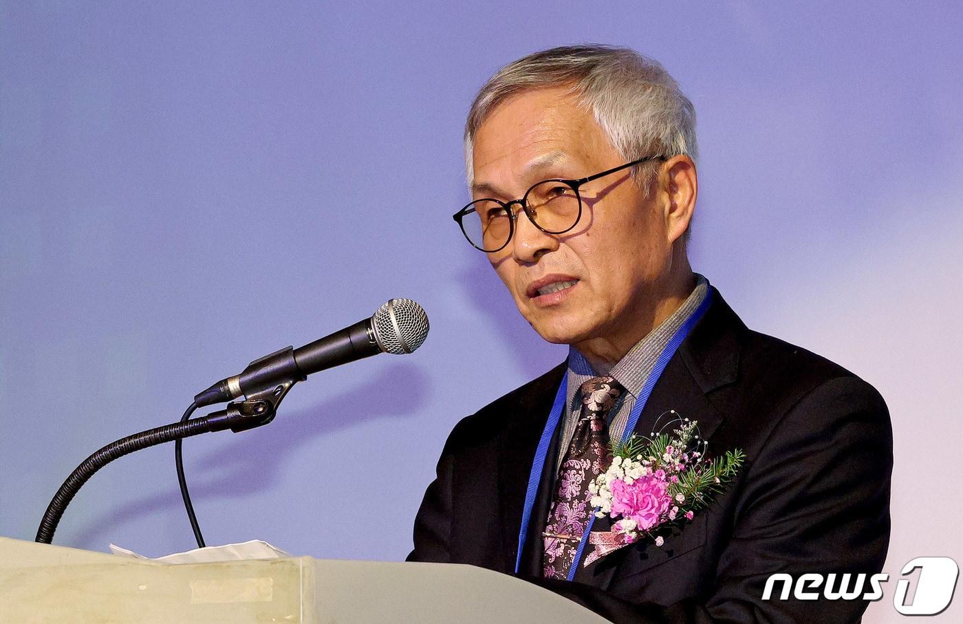 본문 이미지 - 박준덕 소소뱅크 설립준비위원회장이 6일 오후 서울 마포구 중소기업 DMC타워에서 열린 소소뱅크 출범식에서 인사말을 하고 있다. 2023.12.6/뉴스1 ⓒ News1 장수영 기자