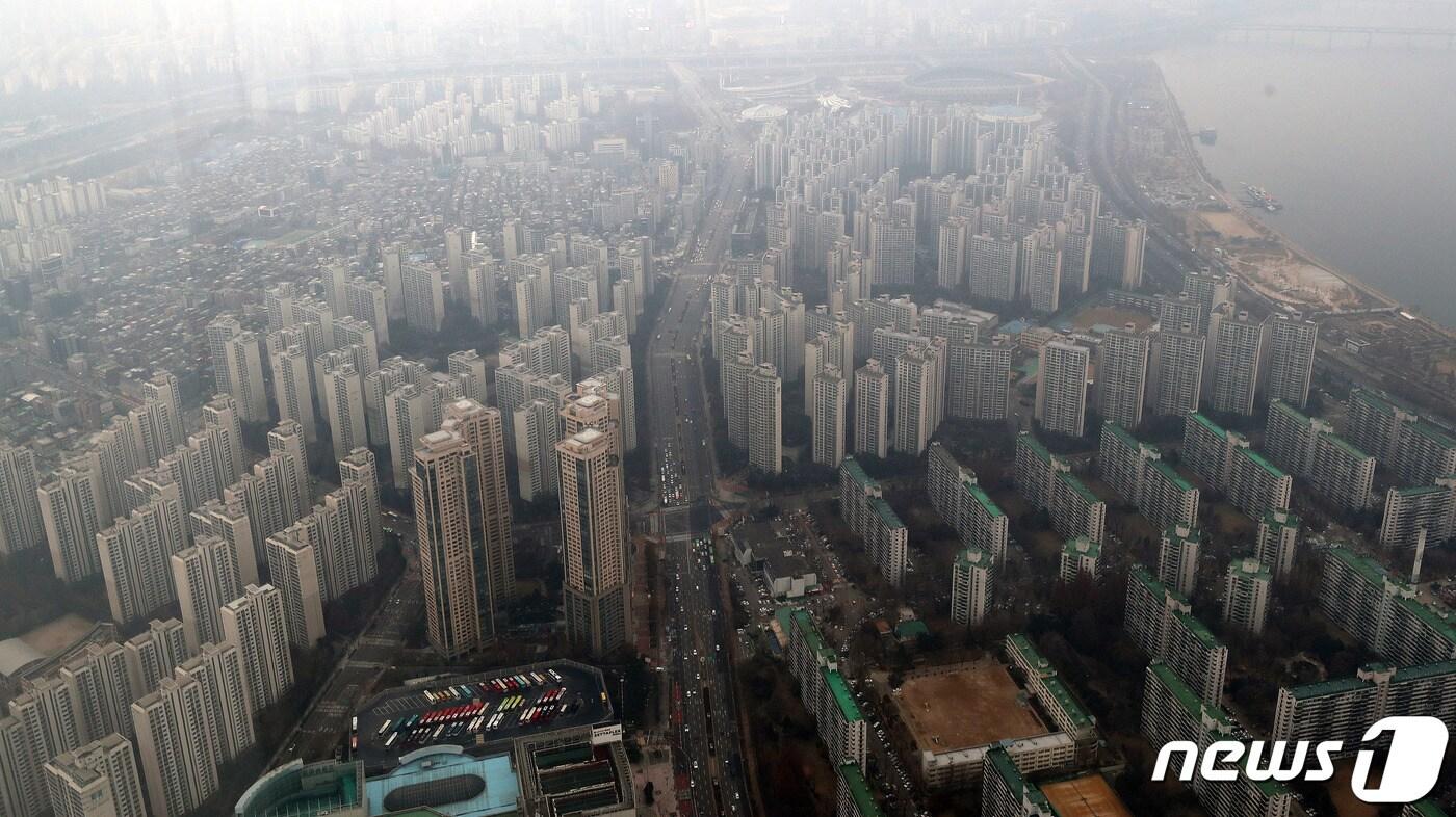 본문 이미지 -  송파구 롯데월드타워 서울스카이에서 바라본 서울 아파트단지 모습. 2023.12.6/뉴스1 ⓒ News1 박세연 기자