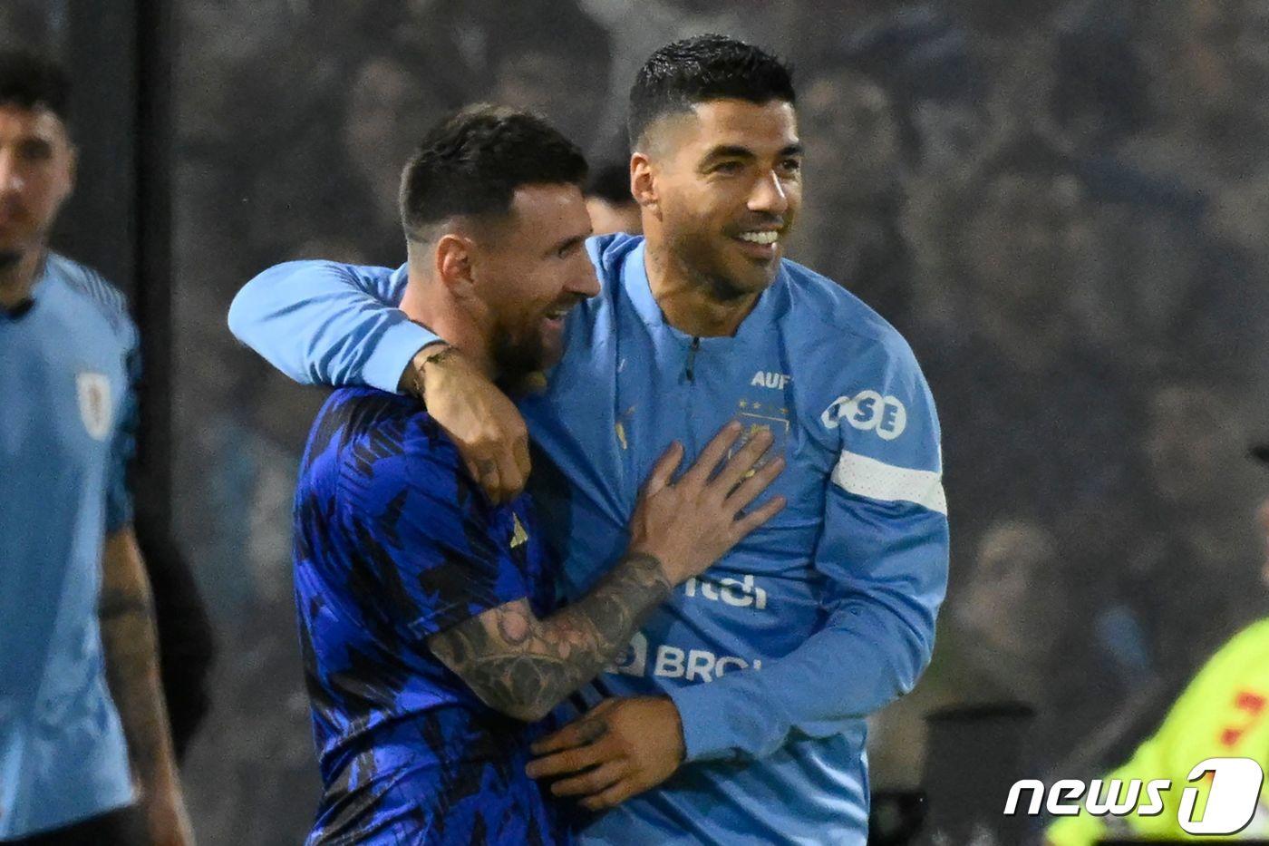 본문 이미지 - 최근 A매치에서 메시와 만나 반갑게 인사한 수아레스(오른쪽). ⓒ AFP=뉴스1