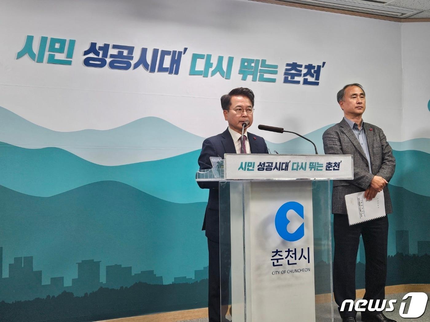 본문 이미지 - 육동한 춘천시장이 6일 시청 브리핑룸에서 기자들과 만나 지역 교통안전 대책 추진 이유에 대해 설명하고 있다.2023.12. 6 한귀섭 기자