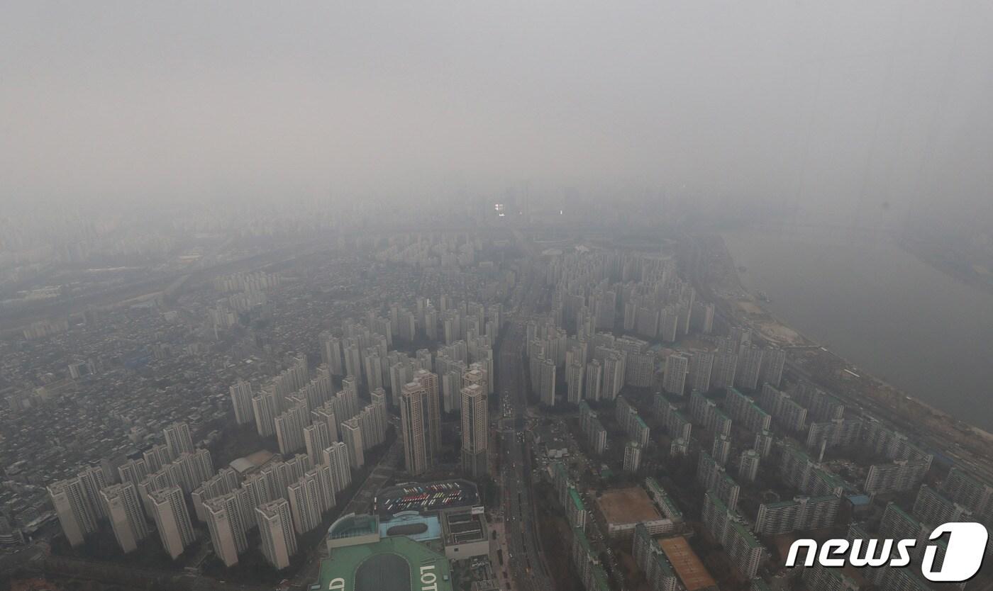 본문 이미지 - 서울 미세먼지 농도가 ‘나쁨’을 보이고 있는 6일 오후 서울 송파구 롯데월드타워 서울스카이에서 바라본 서울도심이 미세먼지와 흐린 날씨로 뿌옇게 보이고 있다. 2023.12.6/뉴스1 ⓒ News1 박세연 기자