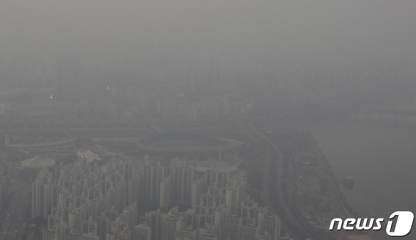 본문 이미지 - 서울 미세먼지 농도가 ‘나쁨’을 보이고 있는 6일 오후 서울 송파구 롯데월드타워 서울스카이에서 바라본 강남구 서울도심이 미세먼지와 흐린 날씨로 뿌옇게 보이고 있다. 2023.12.6/뉴스1 ⓒ News1 박세연 기자