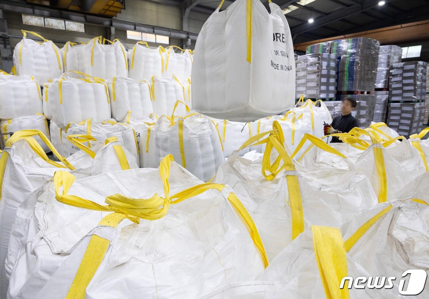   경기 안산시 단원구 금성이엔씨에 차량용 요소수 원료인 요소가 쌓여 있다. (자료사진) 2023.12.6/뉴스1 ⓒ News1 이재명 기자