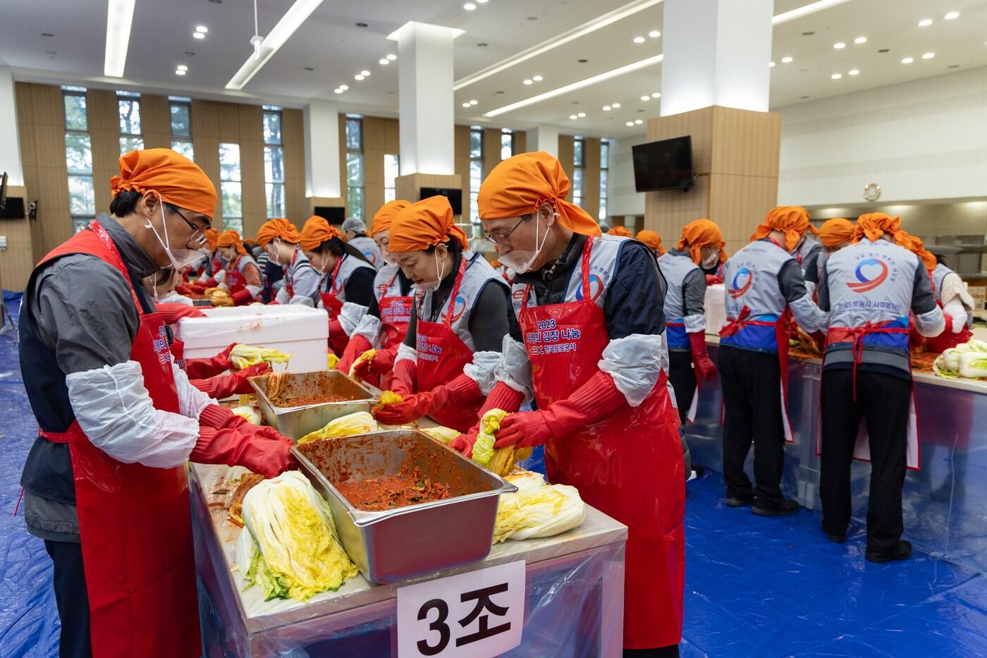 본문 이미지 - 함진규 사장, 이지웅 노조위원장 등 공사 임직원들이 김장 김치를 담그고 있다. (한국도로공사 제공)