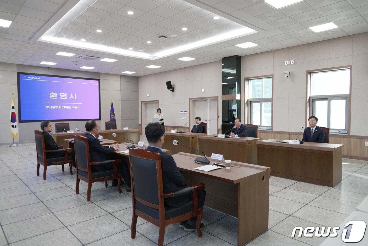 본문 이미지 -  6일 오전 부산시교육청 별관 국제회의실에서 열린 '인성 영어·수학캠프 운영을 위한 협약식'에서 참석자들이 회의를 하고 있다(부산시교육청 제공)