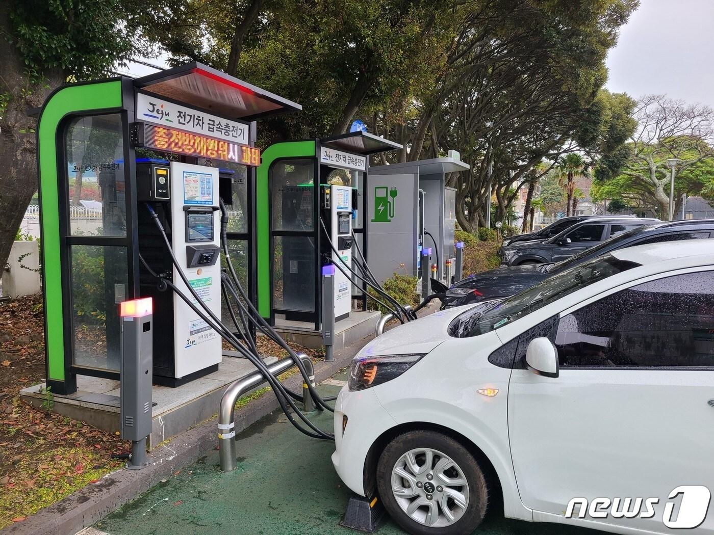 본문 이미지 -  제주 전기차충전 관련 산업 연구를 위한 규제자유 특구 지정이 2년 연장됐다./뉴스1