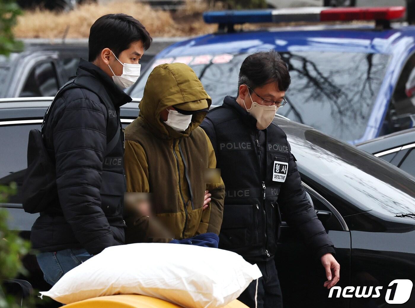 본문 이미지 - 둔기로 아내를 살해한 혐의를 받는 대형 로펌 출신 변호사 A씨가 6일 오후 서울 서초구 서울중앙지방법원에서 열린 구속 전 피의자 심문(영장실질심사)에 출석하고 있다. 검사 출신 전직 다선 국회의원의 아들인 것으로 알려진 A 씨는 지난 3일 오후 7시 50분경 서울 종로구 한 주상복합아파트에서 부부싸움을 하다가 아내를 둔기로 폭행해 결국 사망에 이르게 한 혐의를 받는다. 2023.12.6/뉴스1 ⓒ News1 구윤성 기자