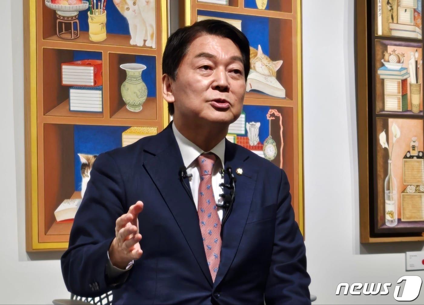 본문 이미지 - 안철수 국민의힘 의원(경기 성남시분당구갑)이 6일 대구 남구 대명동의 한 복합문화공간에서 열린 기자간담회에서 발언하고 있다. 안 의원은 내년 총선과 관련 '이준석 신당'의 성공 가능성을 낮게 전망했다. 2023.12.6/뉴스1 ⓒ News1 남승렬 기자