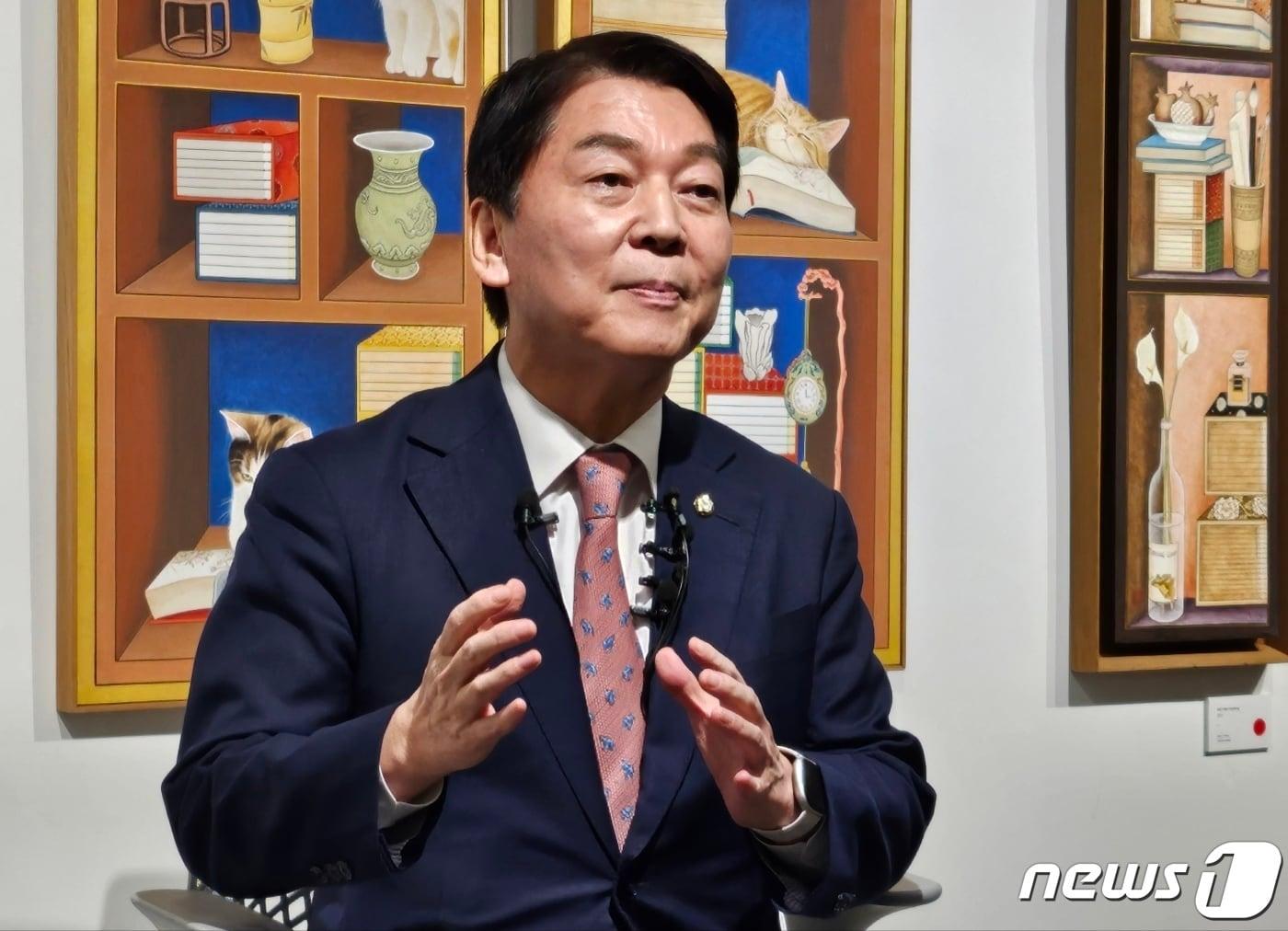 본문 이미지 - 안철수 국민의힘 의원(경기 성남시분당구갑)이 6일 대구 남구 대명동의 한 복합문화공간에서 열린 기자간담회에서 발언하고 있다. 안 의원은 내년 총선과 관련 '이준석 신당'의 성공 가능성을 낮게 전망했다. 2023.12.6/뉴스1 ⓒ News1 남승렬 기자