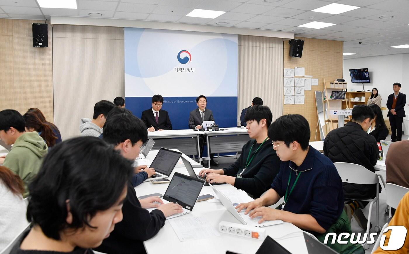 본문 이미지 - 최재영 기획재정부 공급망기획단 부단장이 6일 오후 정부세종청사 중앙동에서 '중국 차량용 요소 관련 백브리핑'을 하고 있다. (기획재정부 제공) 2023.12.6/뉴스1