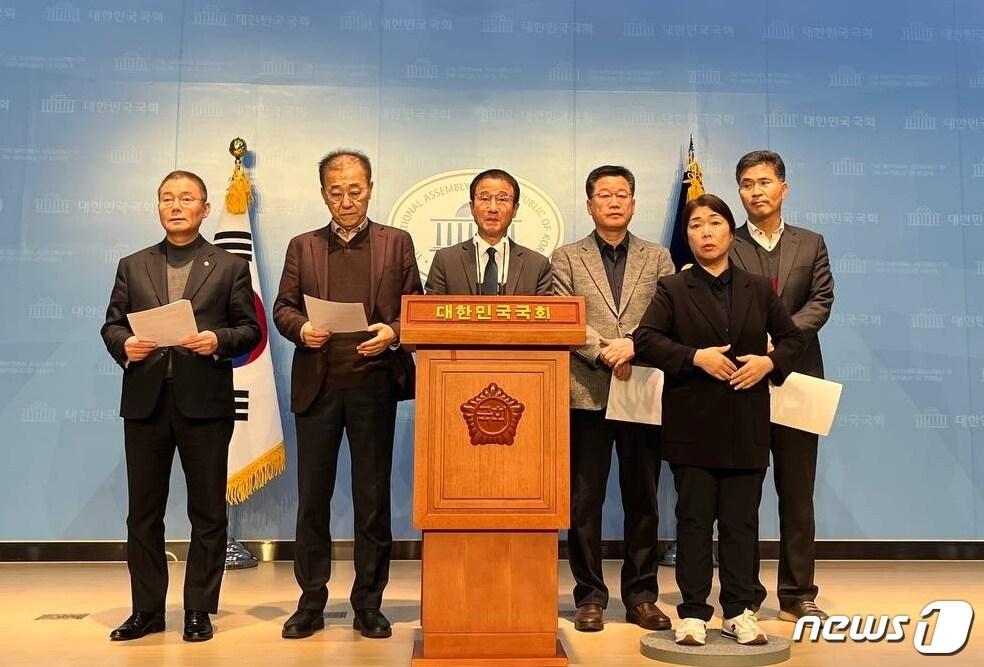 본문 이미지 - 6일 더불어민주당 전북지역 국회의원들은 국회 소통관에서 긴급 기자회견을 갖고 있다.(전북도당제공)2023.12.6/뉴스1