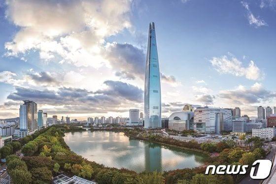 본문 이미지 - 롯데월드타워 전경(롯데지주 제공)