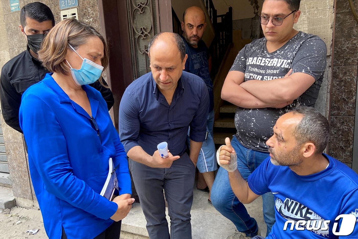 본문 이미지 - 가자지구 가자시티를 방문한 린 헤이스팅스 유엔 팔레스타인점령지구 인도주의 조정관이 부상한 주민과 대화하고 있다. 2021.05.22/ ⓒ 로이터=뉴스1 ⓒ News1 권진영 기자