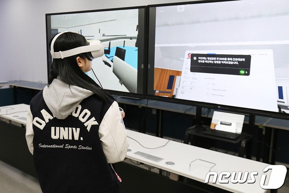 본문 이미지 - 한 단국대 학생이 바이오헬스 플래닛에서 간호 시뮬레이션을 체험하고 있다.(단국대 제공)