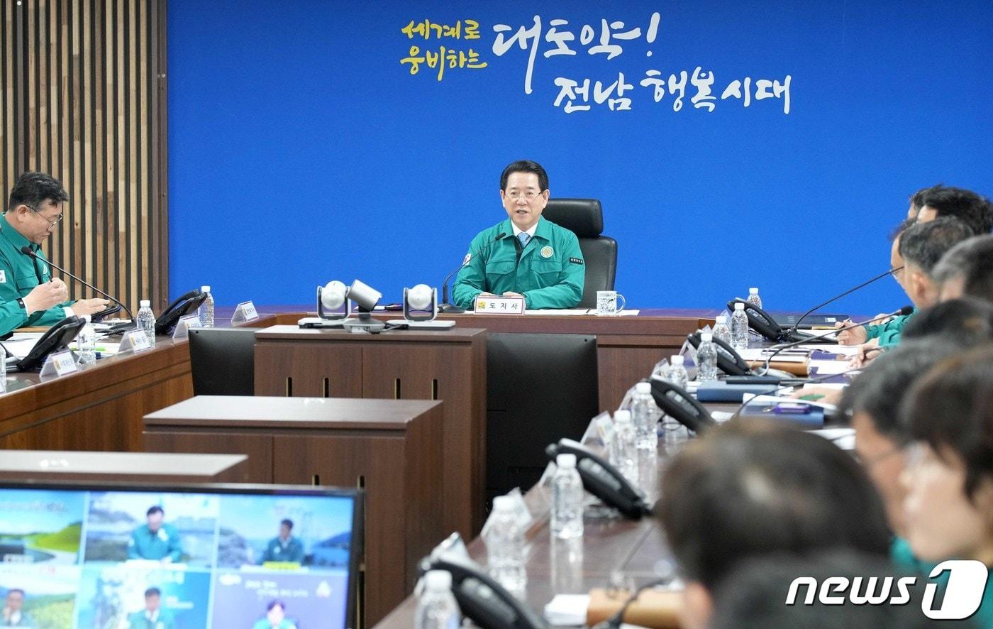 본문 이미지 - 김영록 전라남도지사가 6일 오후 도청 재난종합상황실에서 실·국장 및 시·군 부단체장들이 영상회의로 참석한 가운데 ‘AI 대응 재난대책 회의’를 주재하고 있다.(전남도 제공) 2023.12.6/뉴스1 
