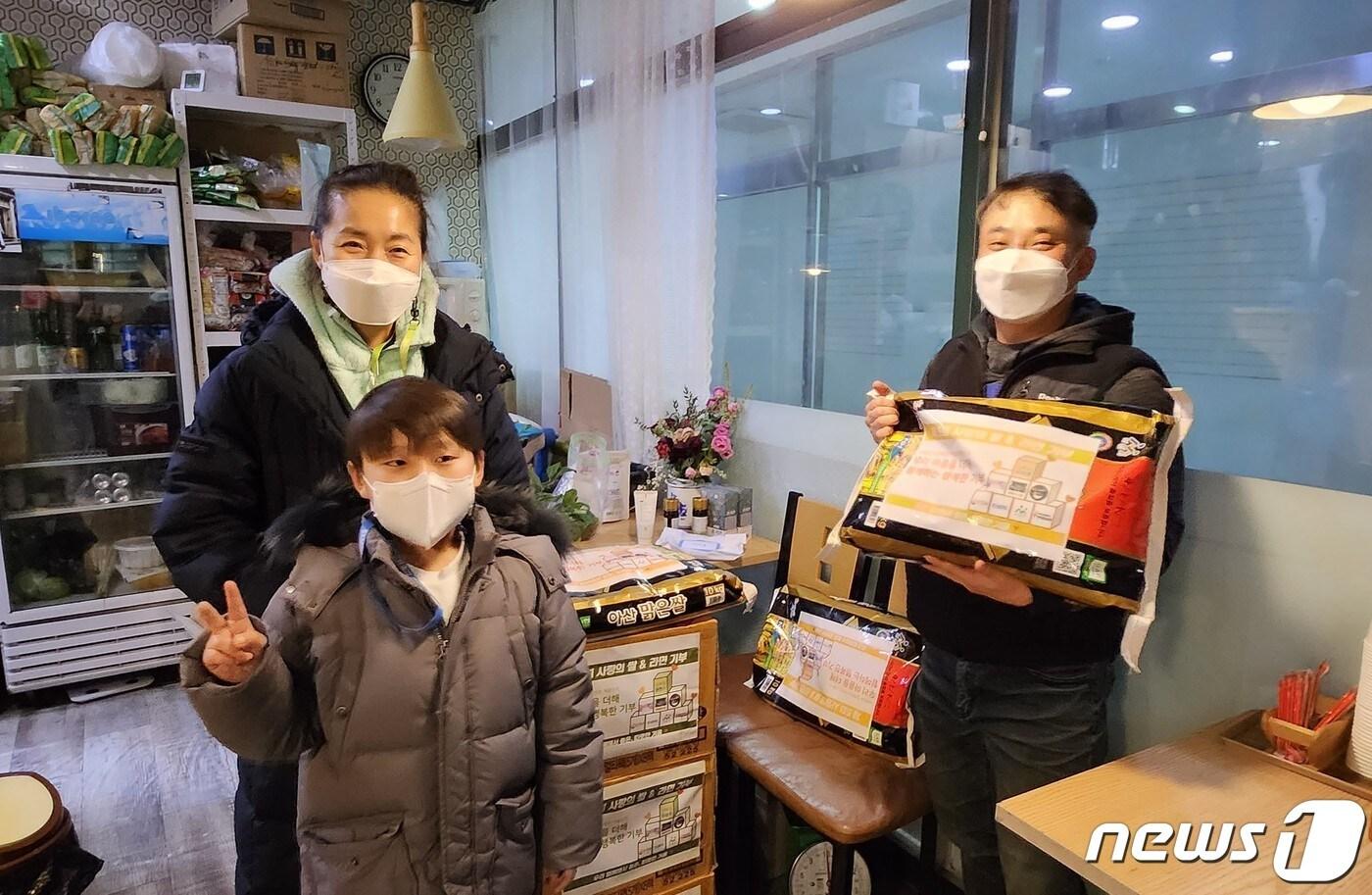 본문 이미지 - 지난달 3일 순천향대 천안병원에서 심장, 간장, 좌우 신장을 기증해 4명에게 새 생명을 주고 떠난 문미선씨(43·왼쪽)와 그 가족./ⓒ 뉴스1 (한국장기조직기증원 제공)