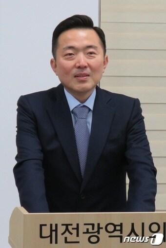 본문 이미지 - 이용수 전 박병석 국회의장 정책수석이 6일 대전시의회 기자실에서 서구갑 지역 총선 출마선언을 하고 있다. ⓒ News1 김경훈 기자