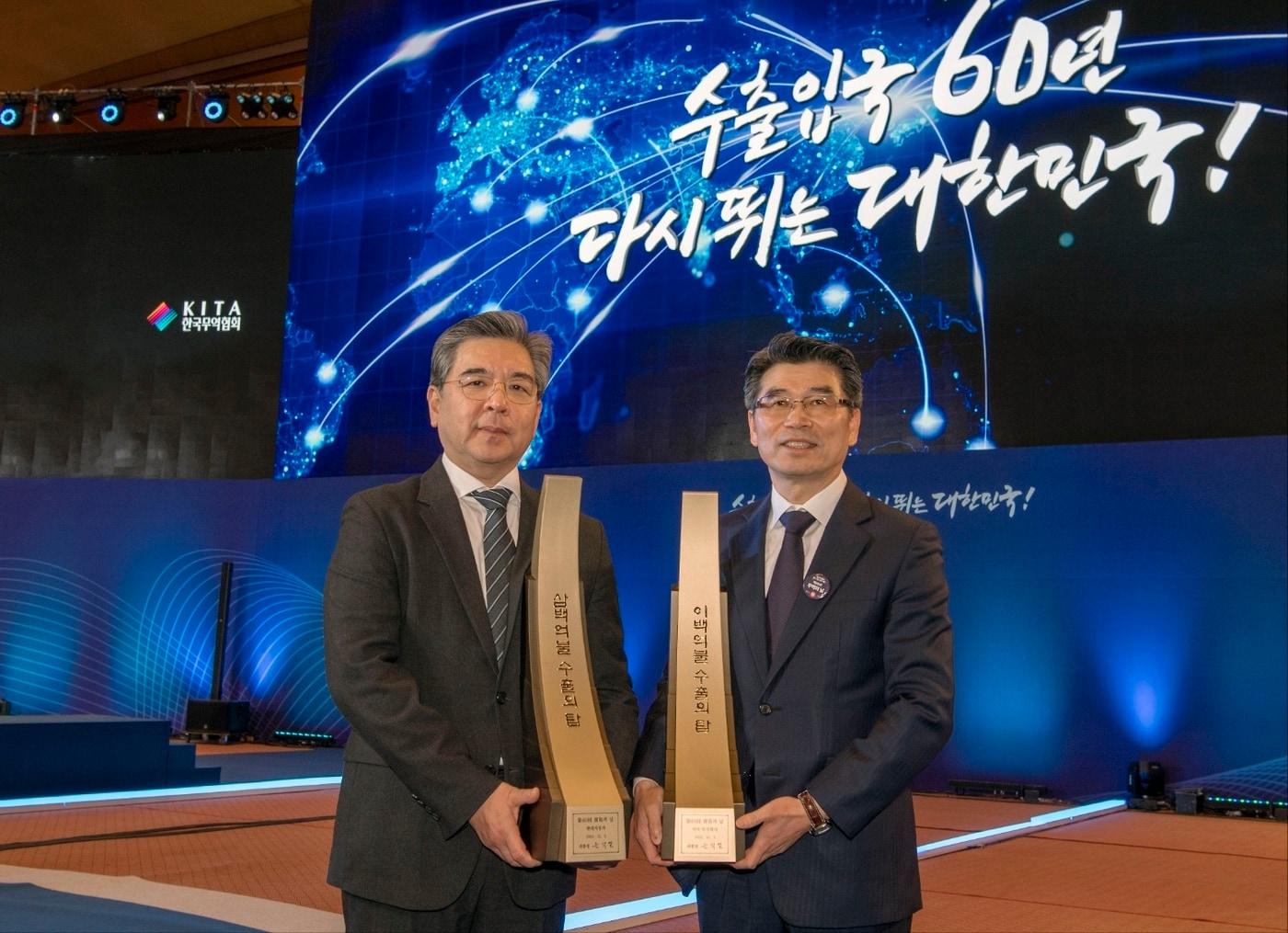 본문 이미지 - 현대차와 기아는 5일 제60회 무역의 날 기념식에서 각각 '300억달러 수출의 탑'과 '200억달러 수출의 탑'을 받았다. 사진은 장재훈 현대자동차 사장(왼쪽)과 송호성 기아 사장(현대차그룹 제공)