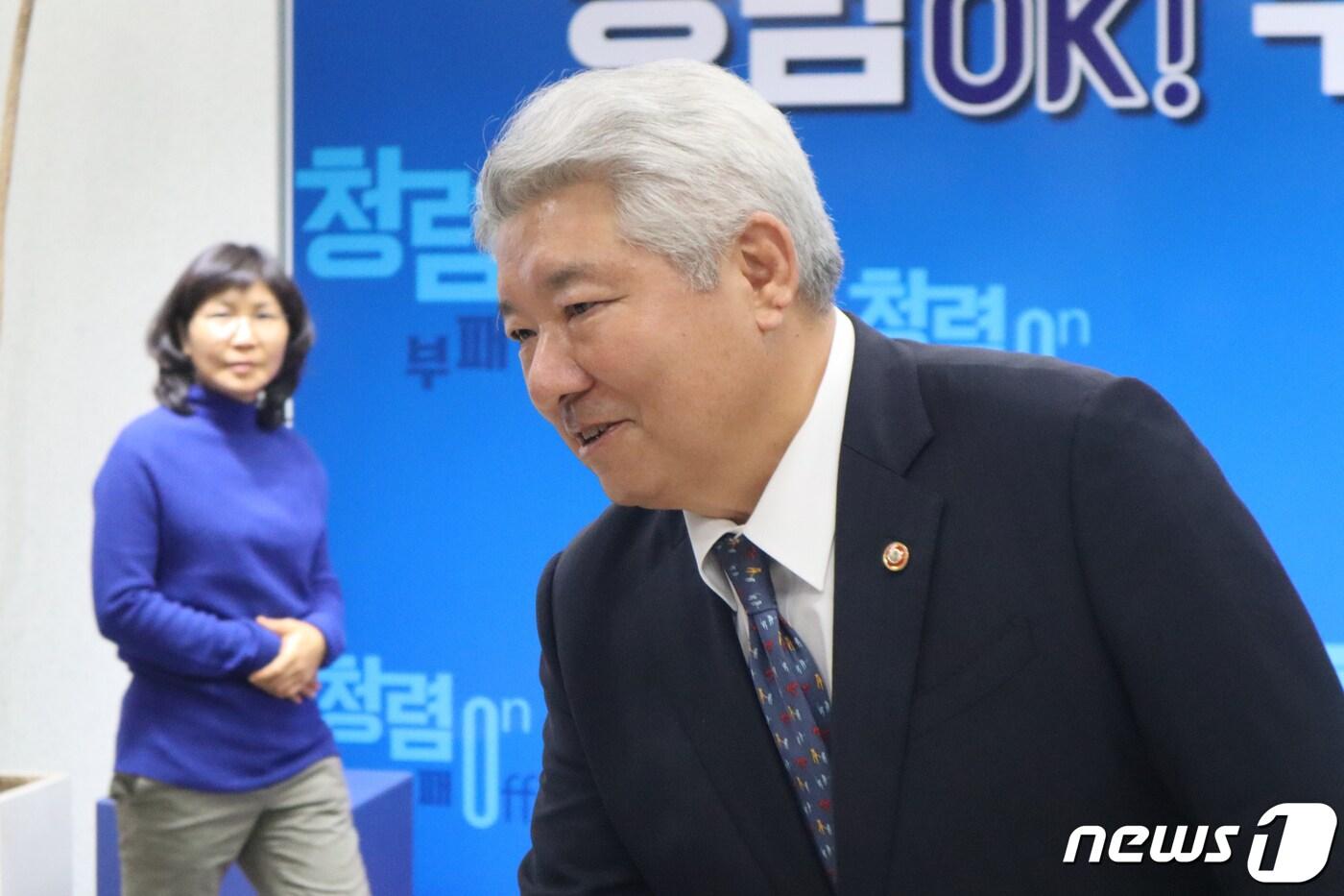 본문 이미지 - 방송통신위원장 후보로 지명된 김홍일 국민권익위원장이 6일 충북 청주시 청렴연수원에서 청렴리더십 특강을 위해 이동하고 있다. 2023.12.6/뉴스1 ⓒ News1 박건영 기자