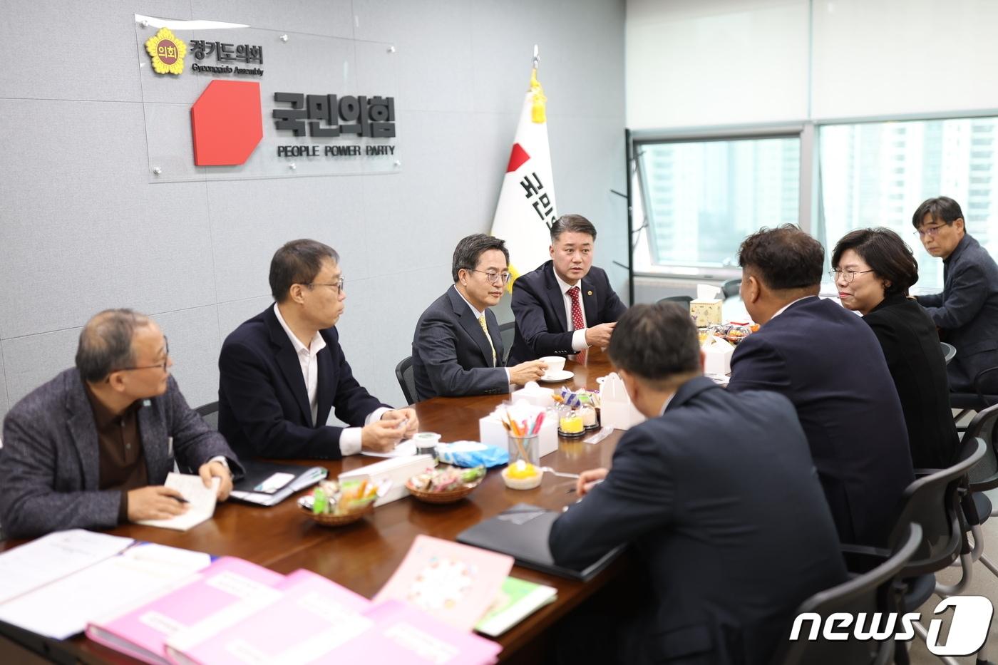 본문 이미지 - 김동연 경기도지사가 6일 오전 경기도의회 국민의힘 대표의원실을 찾아 내년 예산안에 대한 원만한 심사 협조를 당부하고 있다.(경기도 제공)/