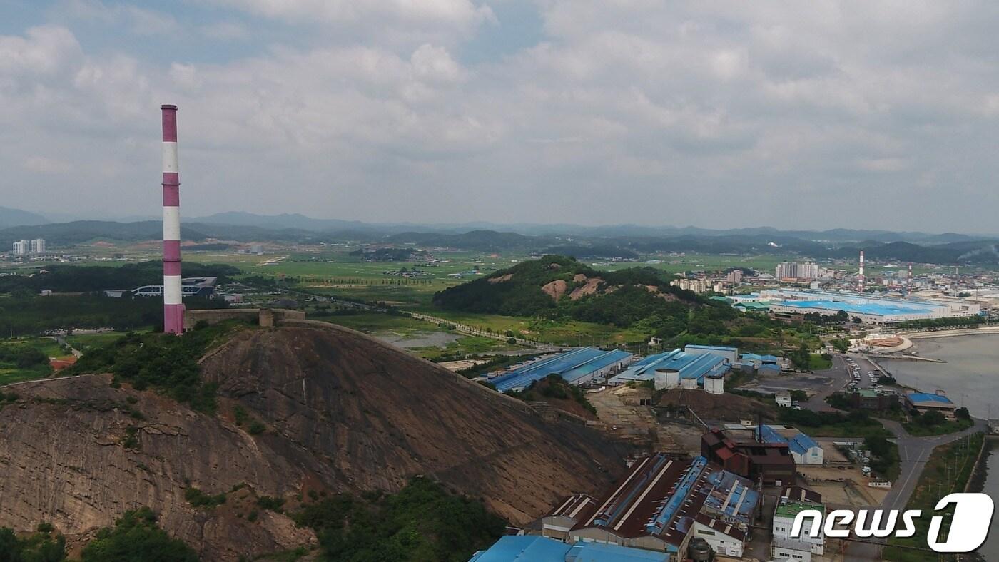 본문 이미지 - 2029년까지 국비 685억원를 투입해 국가습지인 서천 브라운필드 조성이 추진되는 옛 장항제련소 일대 모습.(충남도 제공) /뉴스1