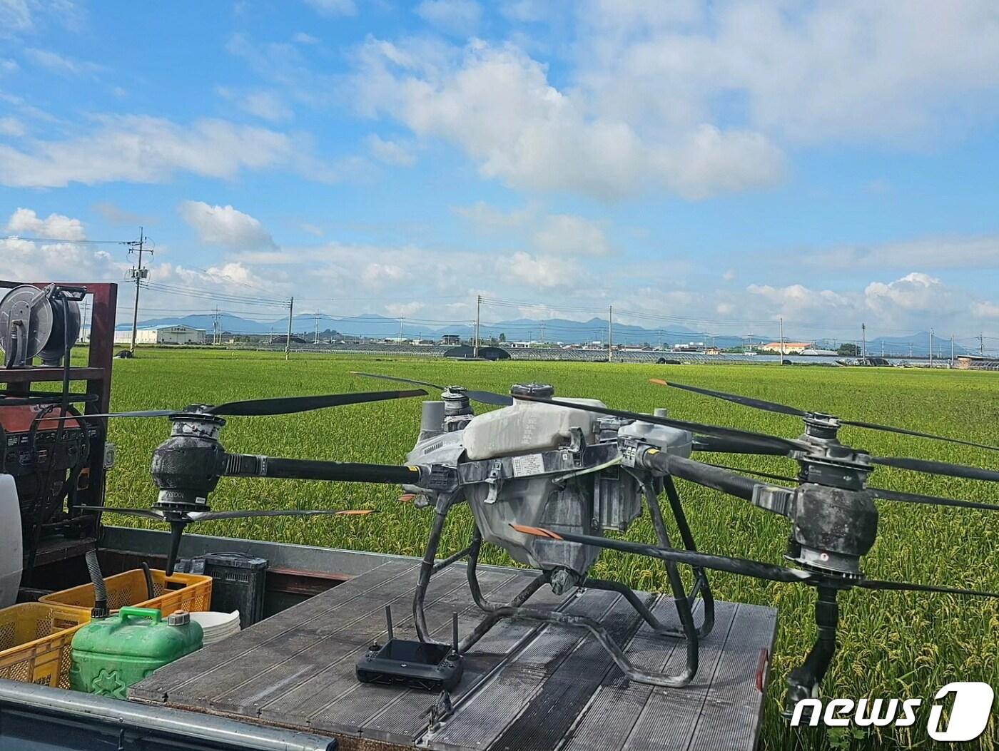 본문 이미지 - 경남 밀양시가 안정적인 식량생산을 위한 정책과 사업을 추진하고 있다. 사진은 병해충 방제용 드론. (밀양시 제공)