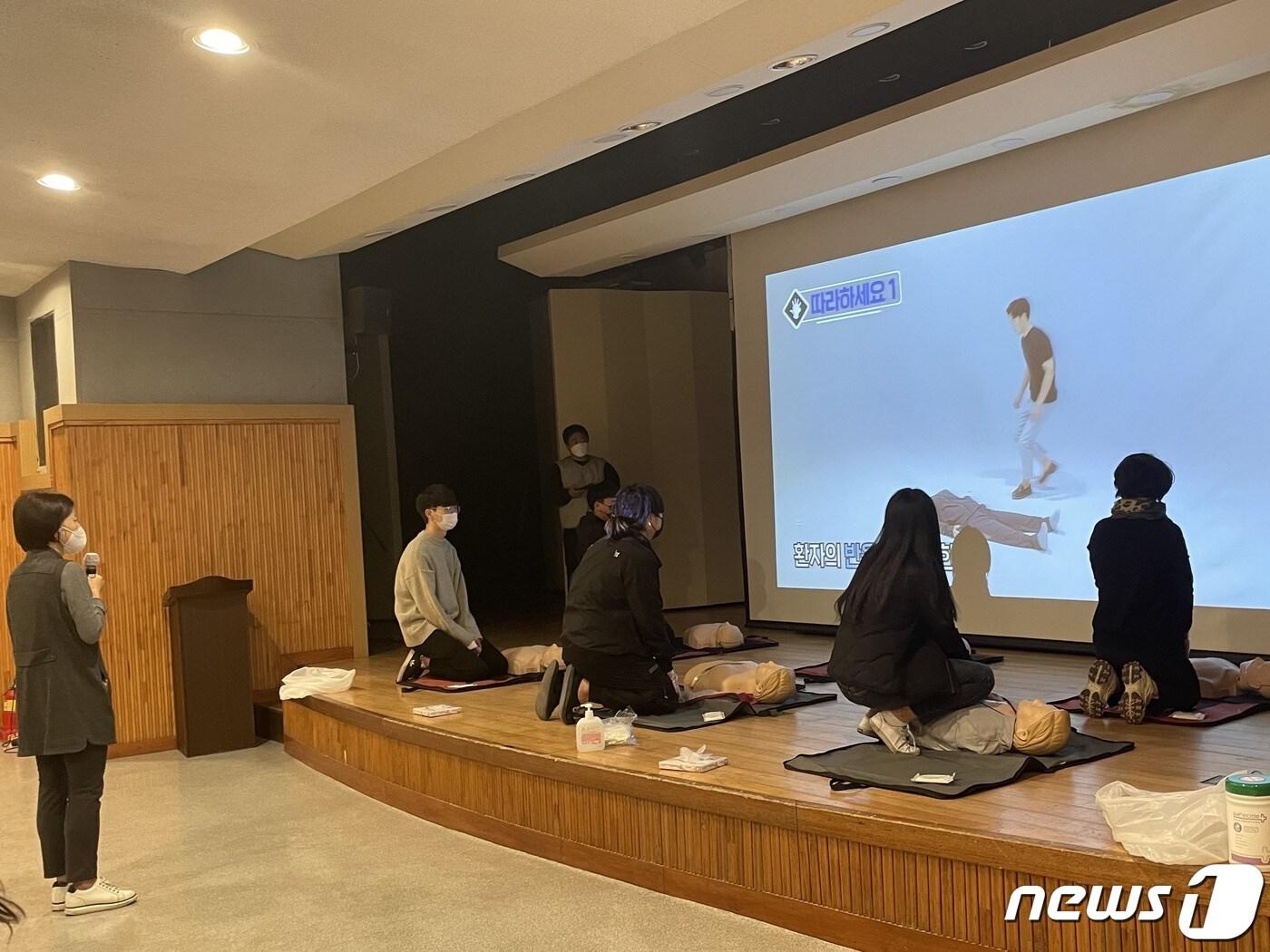본문 이미지 - 지난해 진행된 심폐소생술 등 응급처치법 교육 모습.(금산군 제공)/뉴스1 