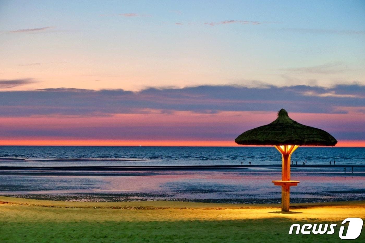 본문 이미지 -  전북 부안군 변산해수욕장이 2023년 해양수산부 관리 우수해수욕장으로 선정됐다. 변산해수욕장 낙조(부안군 제공)2023.12.6/뉴스1