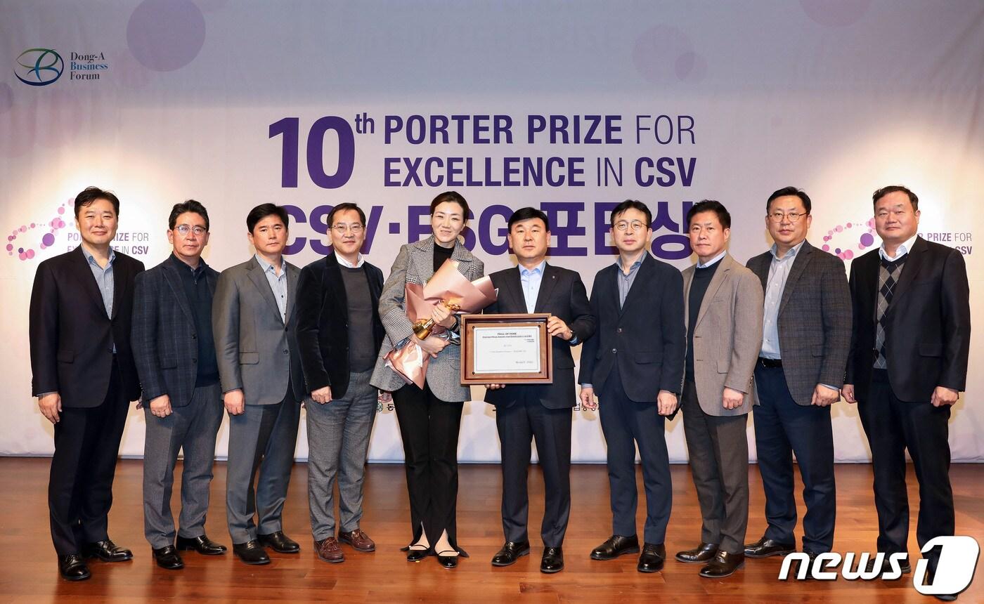 본문 이미지 - 노삼석 한진 대표이사 사장(중앙 오른쪽)·조현민 사장(중앙 왼쪽)·임원들이 기념사진을 찍고 있다.(한진 제공)