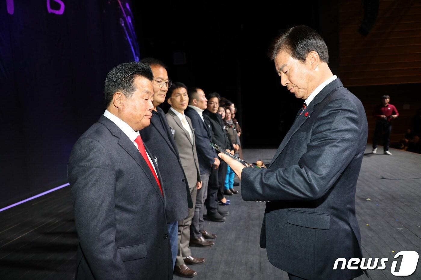 본문 이미지 - 박범인 군수(오른쪽 첫 번째)가 자원봉사 유공자에게 표창패를 수여하고 있다. (금산군 제공)/뉴스1