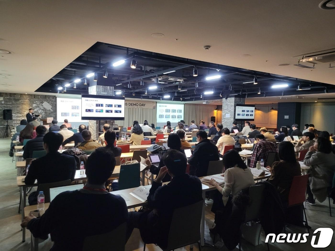 본문 이미지 - 벤처캐피탈(VC) 등 투자기관 관계자들이 데일리파트너스가 개최한 'D LABS 데모데이'에 참석하고 있다.2023.12.06/뉴스1 ⓒ News1 황진중 기자