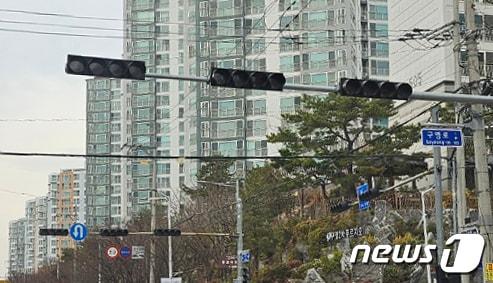 본문 이미지 - 6일 오후 4시께 울산 울주군 구영리의 한 도로 신호등이 정전으로 인해 꺼져 있다. (독자 제공) 2023.12.6/뉴스1 