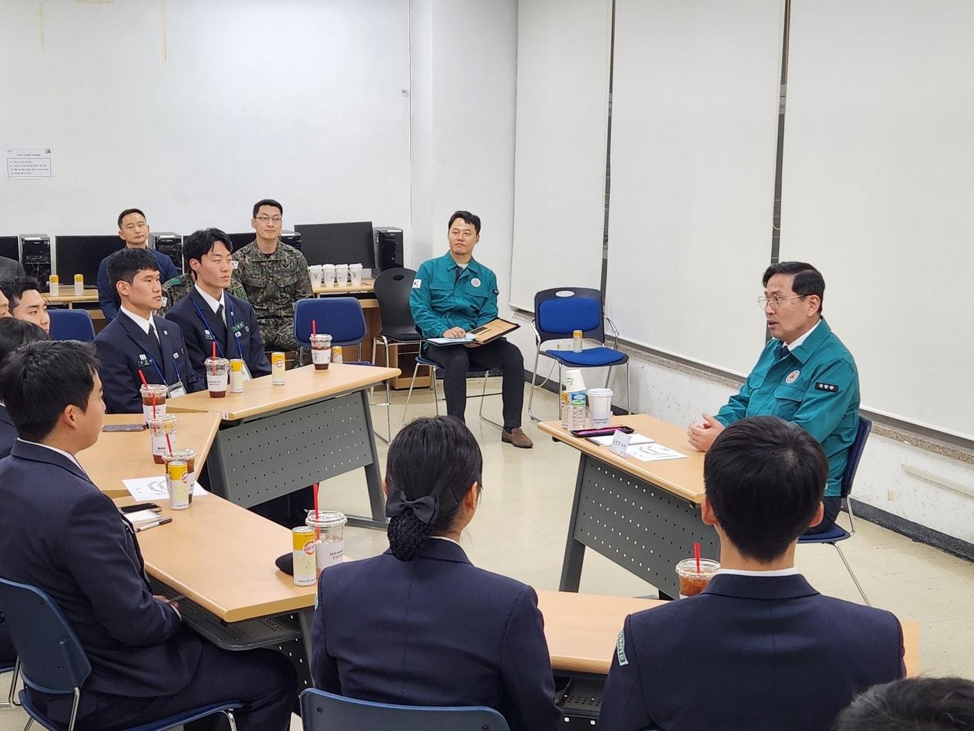 본문 이미지 - 김선호 국방부 차관이 6일 오후 중앙대학교 학군단에서 서울권역 5개 대학 학군장교 후보생들과 대화하고 있다. (국방부 제공)