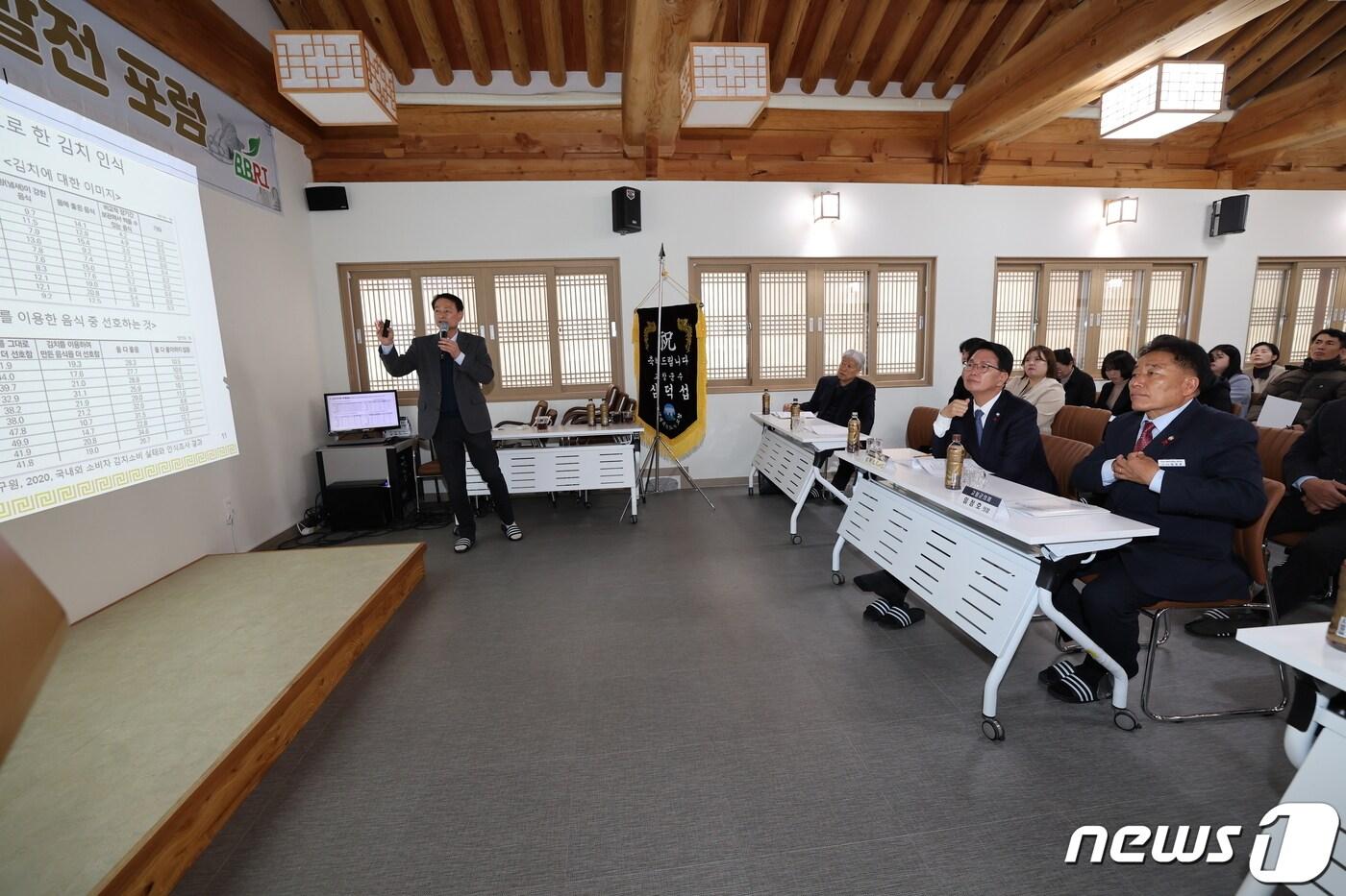 본문 이미지 - 전북 고창군 베리&바이오식품연구소가 6일 오후 고창군 신재효판소리공원 세미나실에서 고창군 김치산업 발전을 위한 포럼을 개최했다. 심덕섭 군수와 임정호 의장이 특강을 듣고 있다.(고창군 제공)2020.12.6/뉴스1 