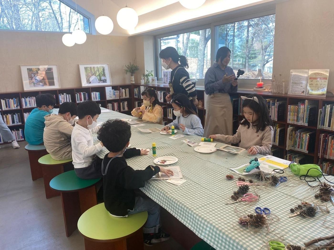 본문 이미지 - 넘은들공원 아동 공예 프로그램이 진행되고 있다. (양천구 제공)